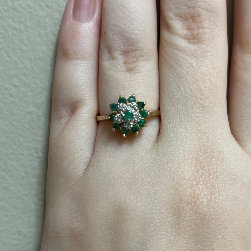 Vintage emerald and diamond 10k flower ring